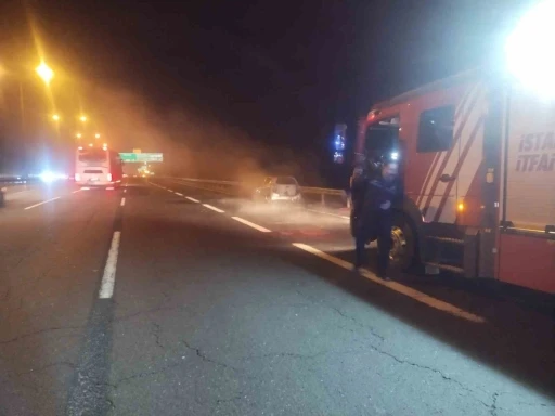 &Uuml;mraniye&rsquo;de seyir halindeyken yanan otomobil kullanılamaz hale geldi
