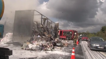 &Uuml;mraniye&rsquo;de tekstil malzemeleri y&uuml;kl&uuml; tır dorsesi alev alev yandı
