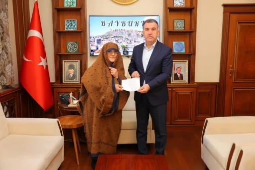 Umre i&ccedil;in biriktirdiği parayı bağışladı
