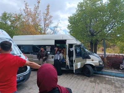 &Uuml;niversite dolmuşu kaza yaptı: 13 &ouml;ğrenci yaralandı 