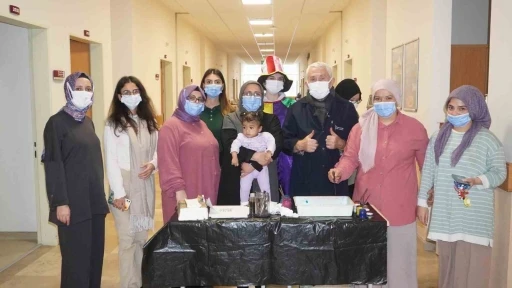 &Uuml;niversite &ouml;ğrencileri l&ouml;semili &ccedil;ocuklara moral verdi
