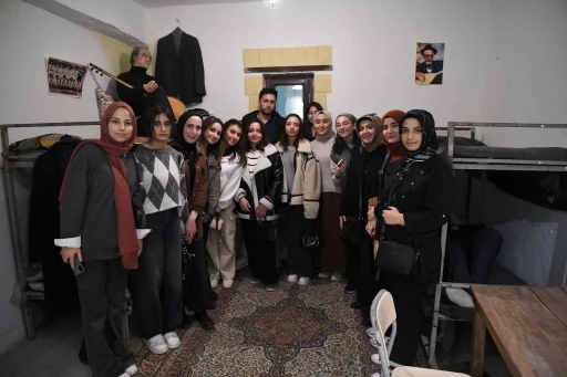 &Uuml;niversite &Ouml;ğrencileri, Yeşilyurt Belediyesinin G&ouml;n&uuml;ll&uuml; Turizm ve İyilik El&ccedil;isi Oldu
