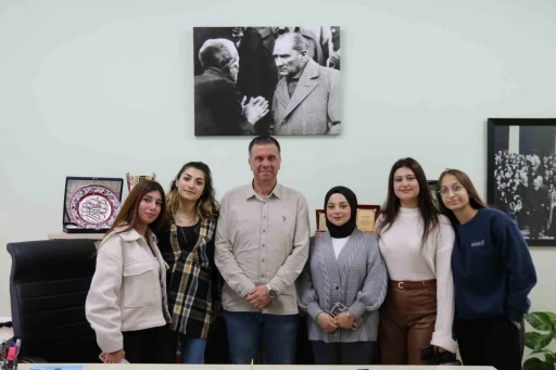 &Uuml;niversite &ouml;ğrencilerinden Başkan Ercan&rsquo;a festival teşekk&uuml;r&uuml;
