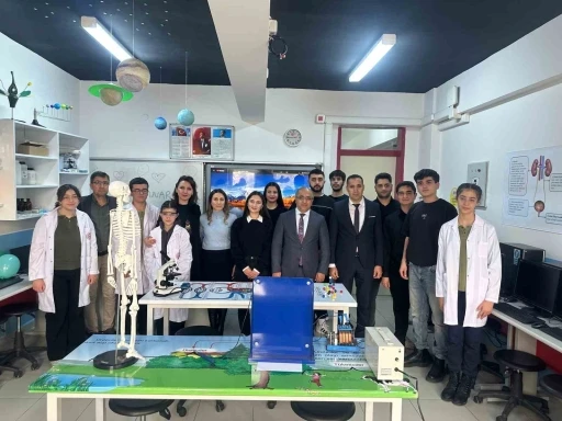 &Uuml;niversite &ouml;ğrencilerinden geleceğin bilim insanlarına laboratuvar desteği
