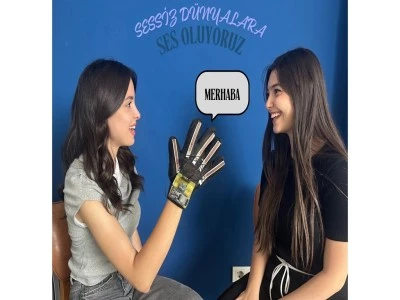&Uuml;niversite &ouml;ğrencilerinden işaret dilini sese d&ouml;n&uuml;şt&uuml;ren eldiven