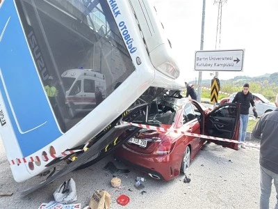 &Uuml;niversite &ouml;ğrencilerini taşıyan otob&uuml;s, otomobilin &uuml;zerine devrildi: 46 yaralı