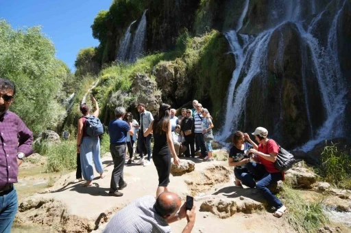 &Uuml;niversite &ouml;ğrencilerinin gelmesiyle Girlevik Şelalesinde yoğunluk oluştu
