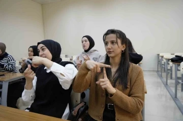 &Uuml;niversite &ouml;ğrencilerinin Yaşlı Bakım Haftası i&ccedil;in hazırladıkları video beğeni topladı
