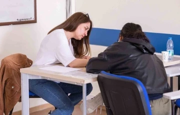 &Uuml;niversiteli abla ve ağabeylerinden depremzede &ouml;ğrencilere destek
