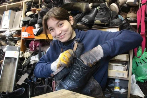 &Uuml;niversiteli B&uuml;şra ayakkabı tamircisi babasına &ccedil;ıraklık yapıyor
