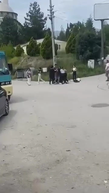 &Uuml;niversiteli gen&ccedil; kızlar sokak ortasında sa&ccedil; sa&ccedil;a kavga etti
