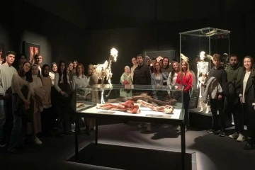 &Uuml;niversiteli gen&ccedil;ler hayvanların anatomi sergisini gezdi