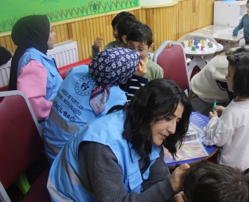 &Uuml;niversiteli gen&ccedil;ler miniklerle buluştu
