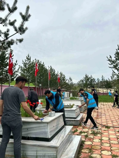 &Uuml;niversiteli &ouml;ğrenciler Alucra Şehitliği&rsquo;nde &ccedil;evre d&uuml;zenleme &ccedil;alışması yaptı
