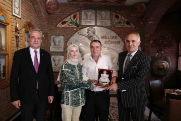 &Uuml;nl&uuml; d&ouml;nerciden Mehmet&ccedil;iğe destek...
