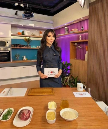 &Uuml;nl&uuml; manken bu kez mutfak tutkusunu sergilemek i&ccedil;in ekran karşısında
