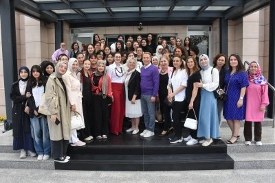 &Uuml;nl&uuml; modacı Atıl Kutoğlu Bursa'da gen&ccedil; tasarımcılarla buluştu