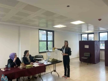 &Uuml;nl&uuml; oyuncu Alina Boz oyunu kullandı