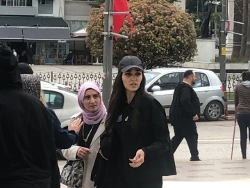 &Uuml;nl&uuml; oyuncu Hande Er&ccedil;el Bandırma&rsquo;da dedesinin cenazesine katıldı
