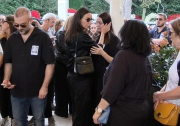 &Uuml;nl&uuml; oyuncu İrem Sak&rsquo;ın babası son yolculuğuna uğurlandı