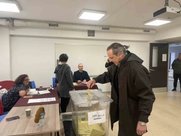 &Uuml;nl&uuml; oyuncu Ozan G&uuml;ven oyunu kullandı
