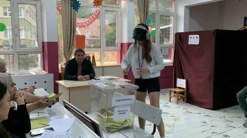 &Uuml;nl&uuml; oyuncu Serenay Sarıkaya oyunu kullandı
