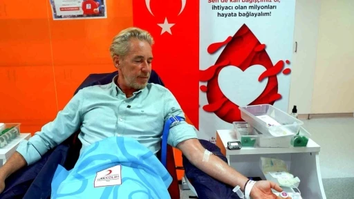 &Uuml;nl&uuml; oyunculardan Kızılay&rsquo;ın kan bağışı kampanyasına destek s&uuml;r&uuml;yor
