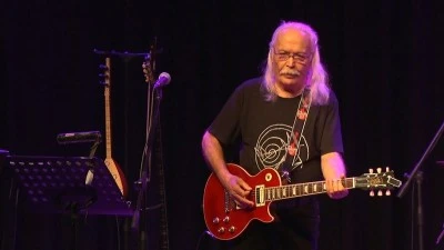 &Uuml;nl&uuml; sanat&ccedil;ı Cahit Berkay aracıyla kaza yaptı