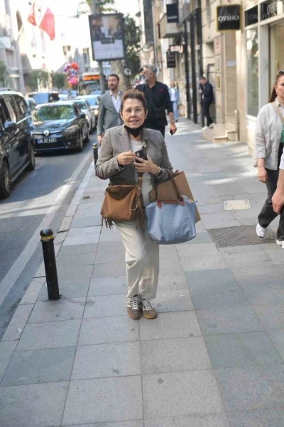 &Uuml;nl&uuml; sanat&ccedil;ı Nil&uuml;fer Nişantaşı&rsquo;nda g&ouml;r&uuml;ld&uuml;
