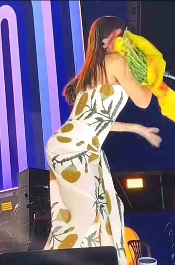 &Uuml;nl&uuml; sanat&ccedil;ı Simge&rsquo;ye konser sırasında &ccedil;i&ccedil;ek ve telefon şoku
