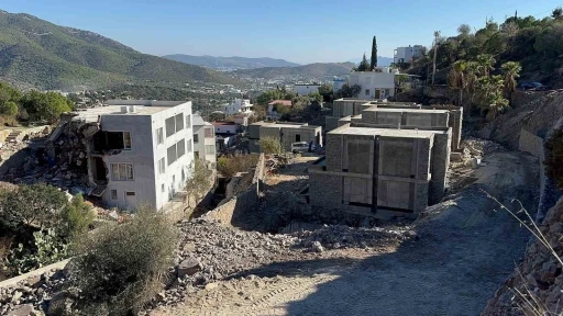 &Uuml;nl&uuml; sanat&ccedil;ı Suavi&rsquo;ye Bodrum&rsquo;da ağa&ccedil; katliamı cezası

