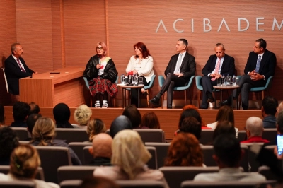 &Uuml;nl&uuml; Şarkıcı Hande Yener Meme Kanserini Nasıl Yendiğini Anlattı