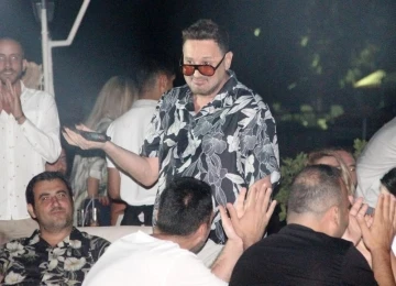 &Uuml;nl&uuml; şarkıcı Metin Arolat hayatını kaybetti
