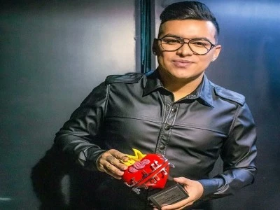 &Uuml;nl&uuml; şarkıcının r&uuml;yası ger&ccedil;ek oldu: U&ccedil;ak kazasında &ouml;ld&uuml;