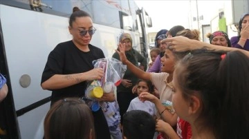 &Uuml;nl&uuml;ler depremzedelere destek i&ccedil;in afet b&ouml;lgesinde