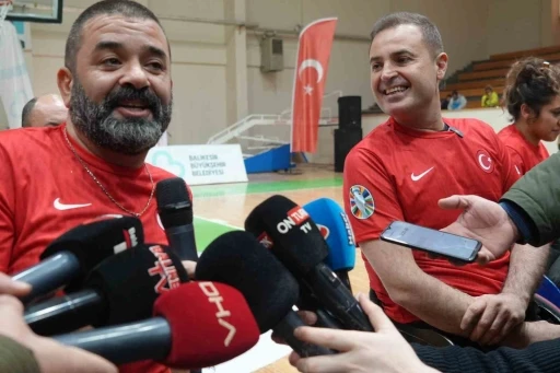 &Uuml;nl&uuml;ler şampiyonlara karşı
