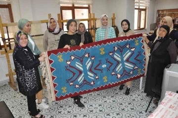 Unutulmaya y&uuml;z tutan mesleklerden kilim dokumacılığı Sason&rsquo;da yeniden canlandırılıyor

