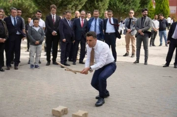 &rsquo;Unutulmaya Y&uuml;z Tutmuş Geleneksel Oyunlar Şenliği&rsquo;nde renkli g&ouml;r&uuml;nt&uuml;ler oluştu
