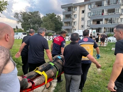 &Uuml;nye'de denize giren 3 arkadaş boğulma tehlikesi ge&ccedil;irdi