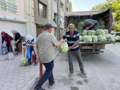 &Uuml;retici fiyatlara isyan ederek 5 ton dolma biberini vatandaşa &uuml;cretsiz dağıttı