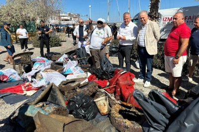 Urla'da Kıyı Ve Deniz Temizliği Yapıldı