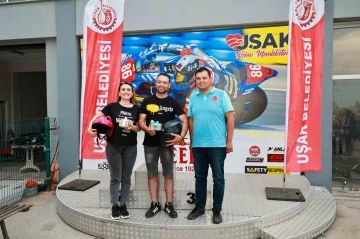 Uşak&rsquo;ta aileler kartingde kıyasıya yarıştı
