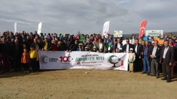 Uşak&rsquo;ta &rsquo;Geleceğe Nefes Cumhuriyete Nefes&rsquo; i&ccedil;in fidanlar toprakla buluştu
