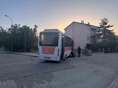 Uşak&rsquo;ta midib&uuml;s ile otomobil &ccedil;arpıştı: 4&rsquo;&uuml; &ccedil;ocuk 7 yaralı