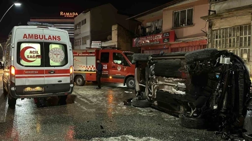 Uşak&rsquo;ta otomobille &ccedil;arpışan cip elektrik panosuna &ccedil;arpıp devrildi: 2 yaralı
