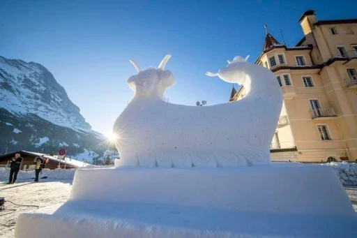Uşak &Uuml;niversitesi takımı &rsquo;Şahmeran&rsquo; heykeliyle D&uuml;nya Kar Festivalinde birinci se&ccedil;ildi
