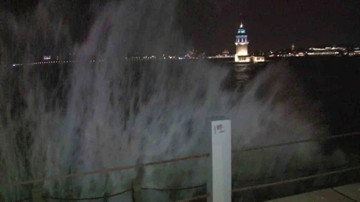 &Uuml;sk&uuml;dar&rsquo;da dev dalgalar kıyıyı d&ouml;vd&uuml;
