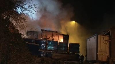 &Uuml;sk&uuml;dar&rsquo;da iş&ccedil;i konteyneri alev alev yandı