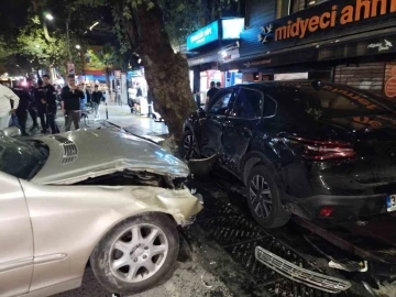 &Uuml;sk&uuml;dar&rsquo;da kontrolden &ccedil;ıkan ara&ccedil; park halindeki otomobile &ccedil;arptı: 1&rsquo;i ağır 4 yaralı
