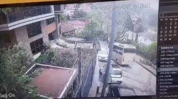 &Uuml;sk&uuml;dar&rsquo;da &ouml;ğrencileri taşıyan servis aracının kaza anı kamerada
